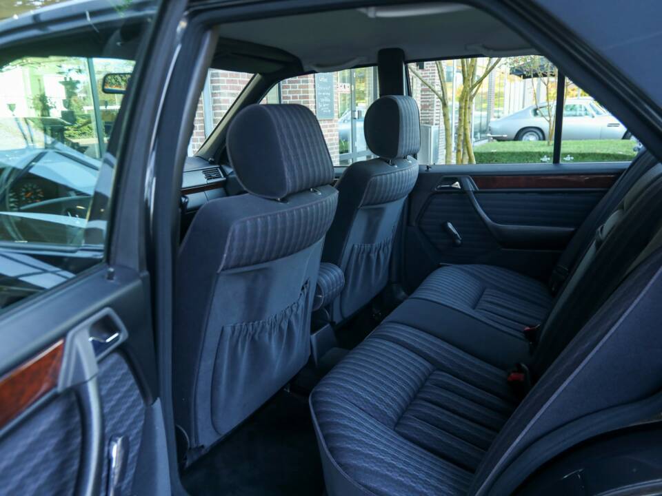 Image 11/50 of Mercedes-Benz 200 E (1992)