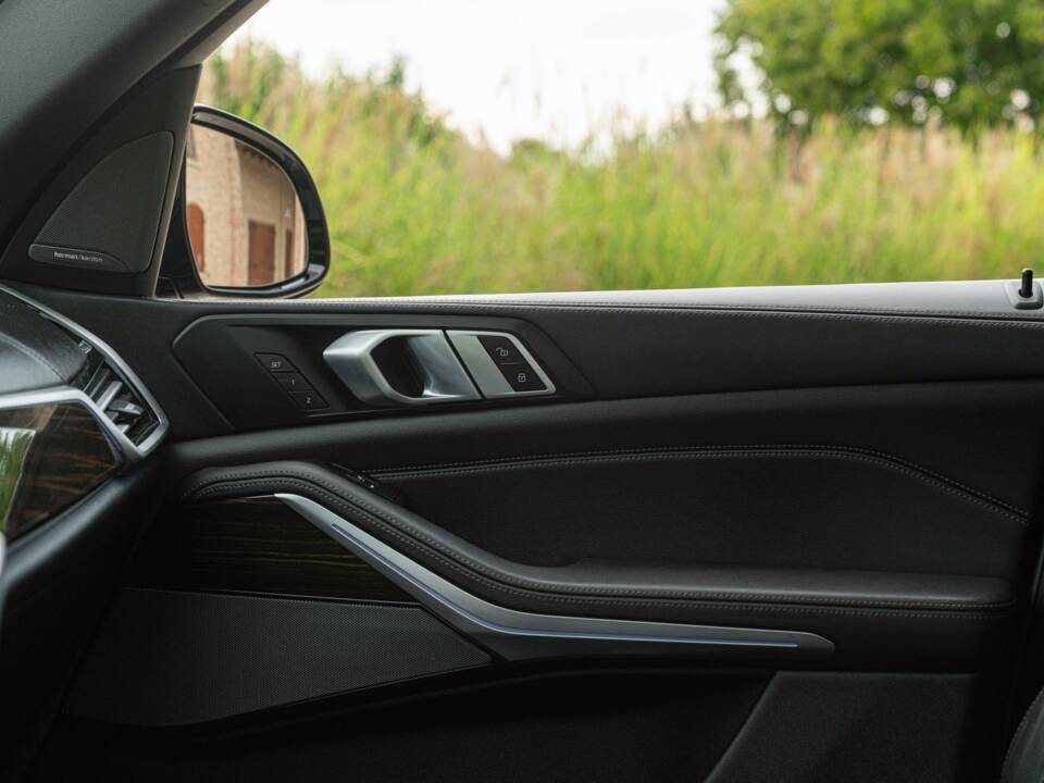 Bild 26/50 von BMW X5 M50d (2019)