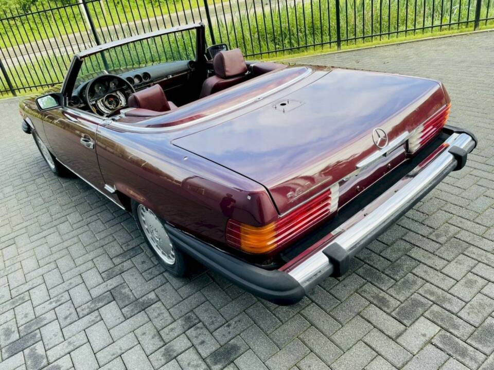 Afbeelding 11/36 van Mercedes-Benz 560 SL (1986)