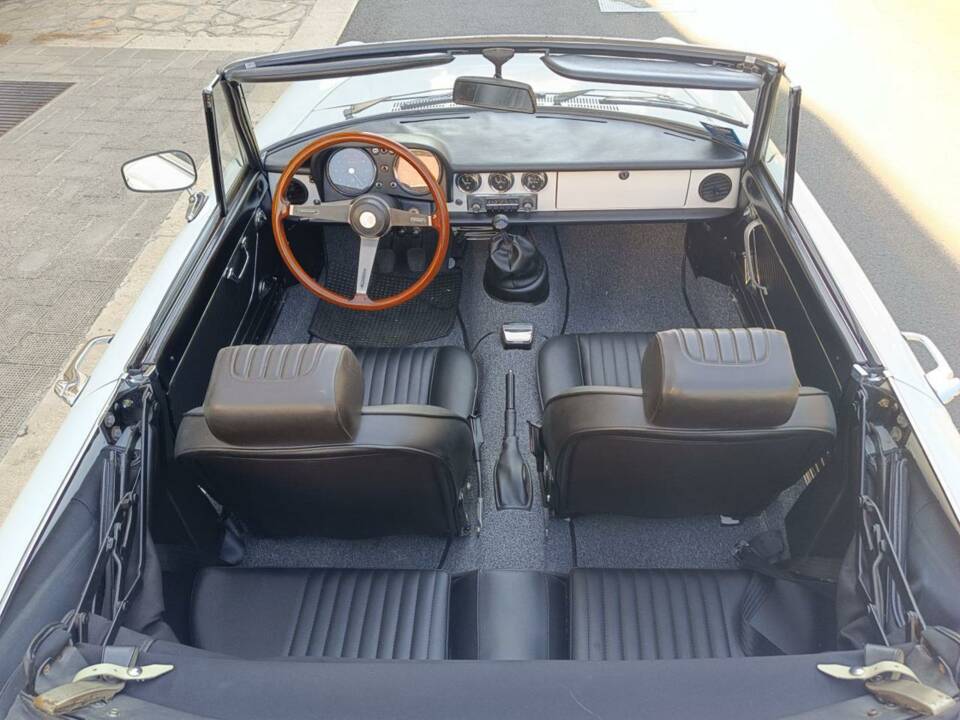 Image 7/50 of Alfa Romeo Spider 1600 Junior (1975)