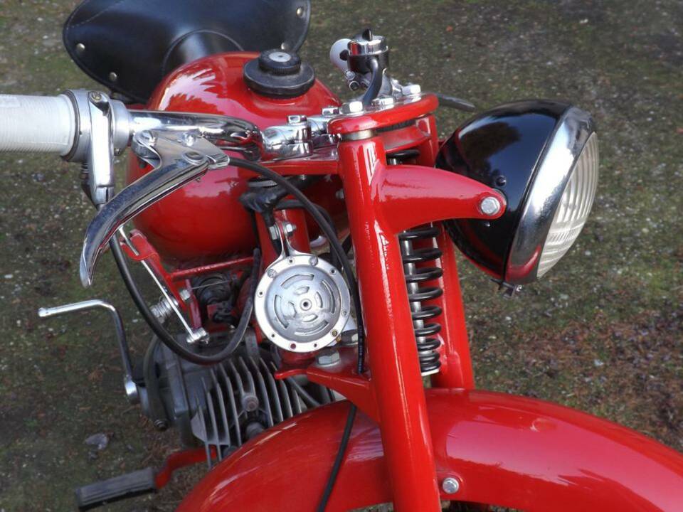 Immagine 29/41 di Moto Guzzi Motoleggera 65 (1952)