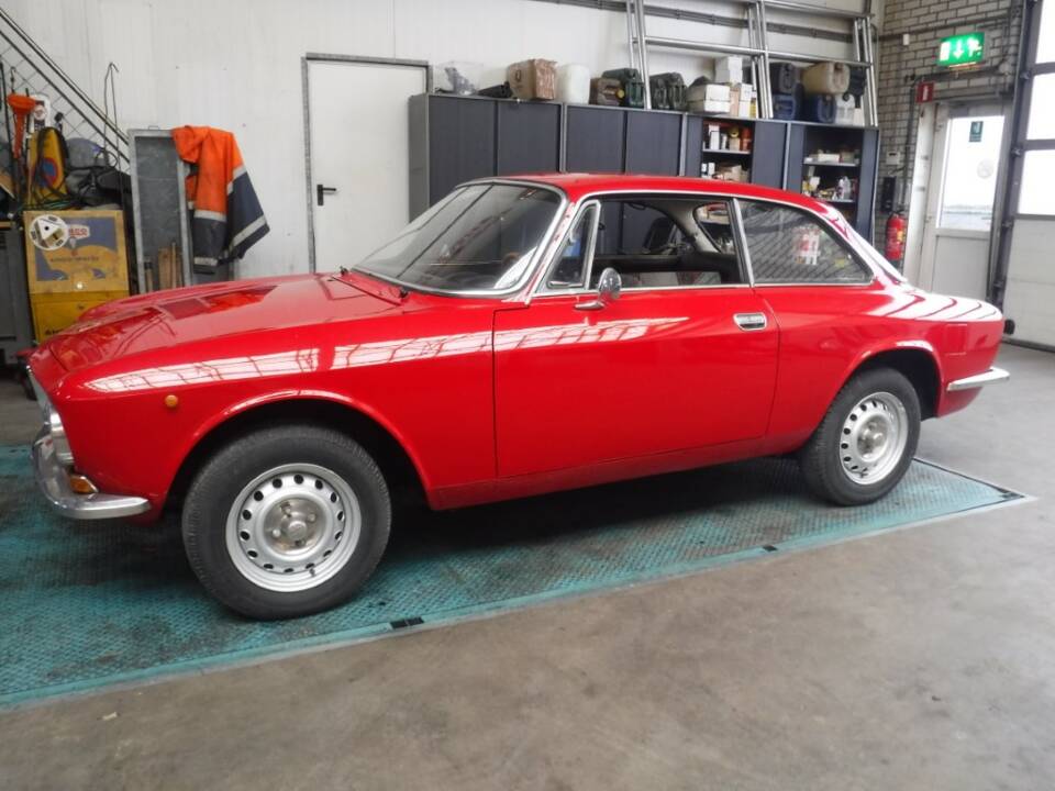 Immagine 16/50 di Alfa Romeo Giulia GT 1300 Junior (1972)