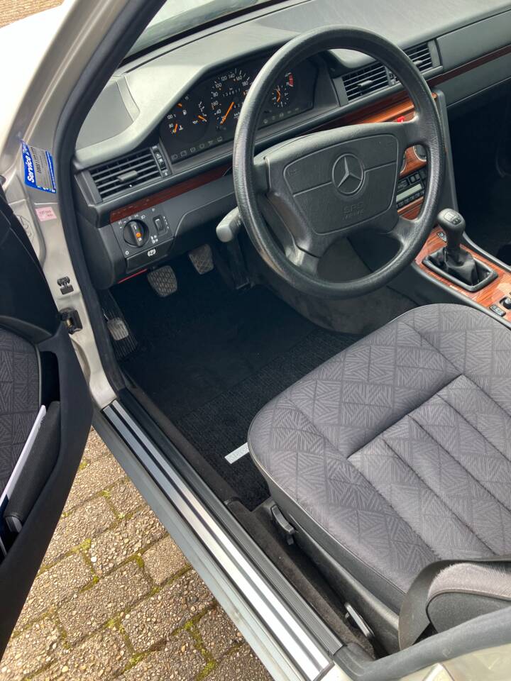 Image 10/10 de Mercedes-Benz E 220 (1995)