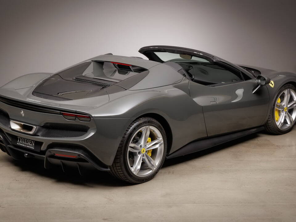 Image 8/42 de Ferrari 296 GTS (2024)