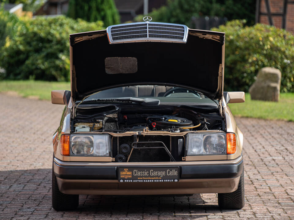 Image 8/40 of Mercedes-Benz 300 CE (1987)