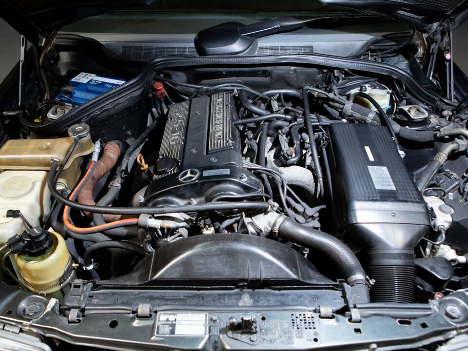 Image 18/23 de Mercedes-Benz 190 E 2.5-16 (1989)
