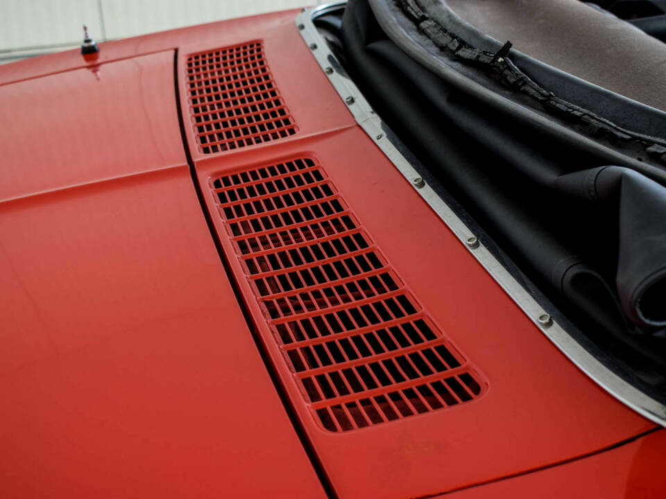 Image 33/50 of Chevrolet Corvair Monza Convertible (1966)