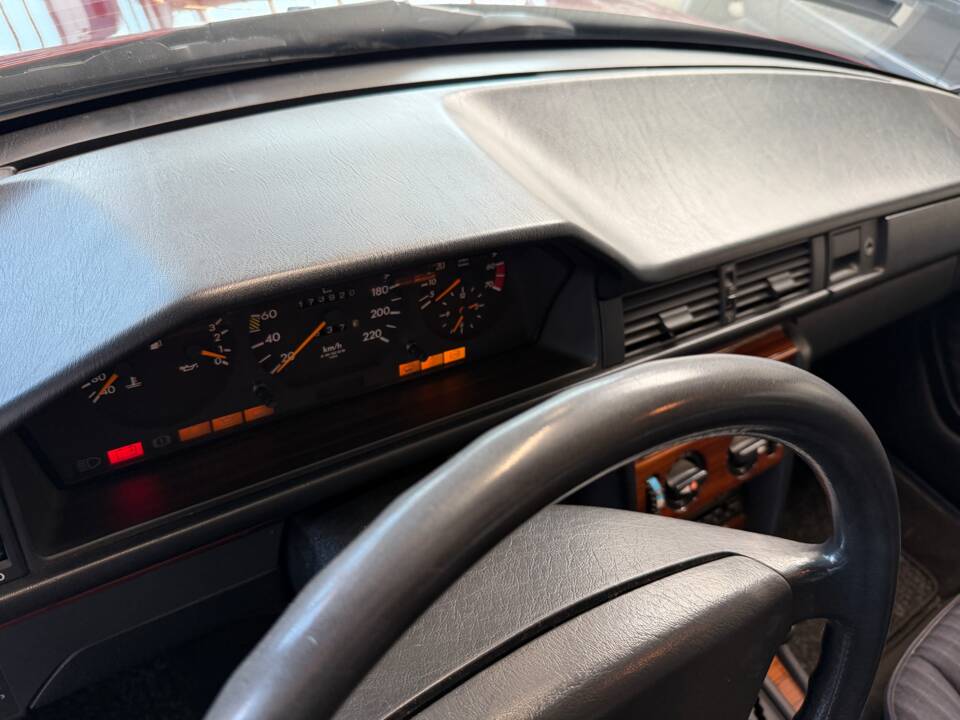 Image 13/21 of Mercedes-Benz 230 E (1992)