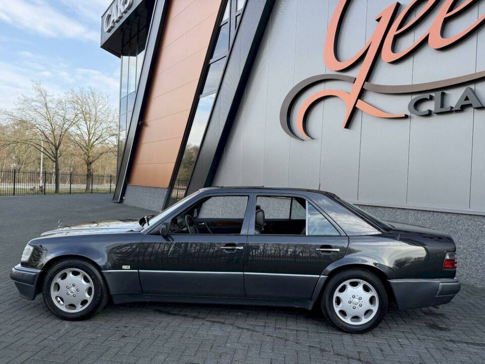Immagine 4/36 di Mercedes-Benz 500 E (1991)