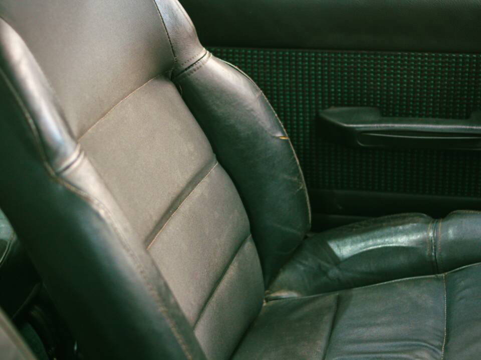 Image 27/33 of Peugeot 205 GTi 1.9 (1993)