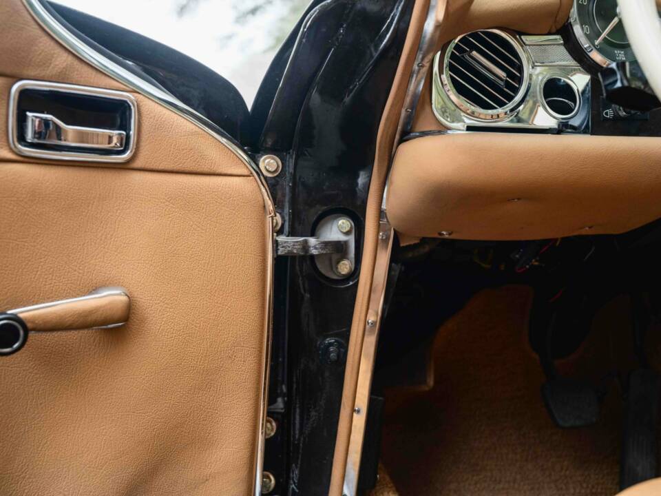 Image 17/28 of Mercedes-Benz 280 SL (1971)
