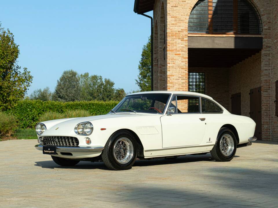 Bild 1/50 von Ferrari 330 GT 2+2 (1964)