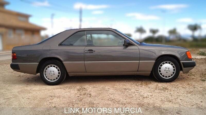 Immagine 3/10 di Mercedes-Benz 300 CE (1991)