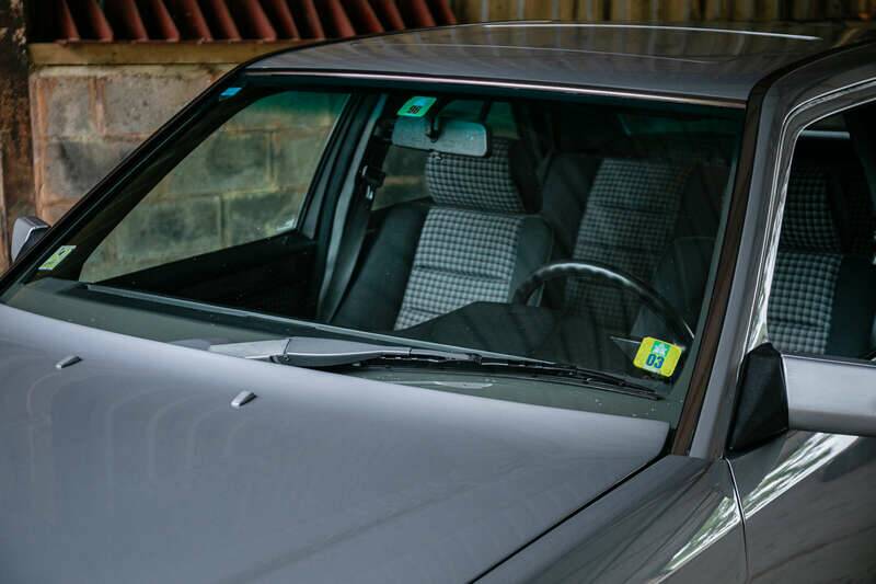 Image 29/43 of Mercedes-Benz 300 CE 3.2 AMG (1990)