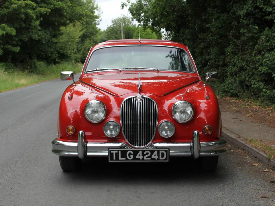 Image 2/21 of Jaguar Mk II 3.8 (1965)