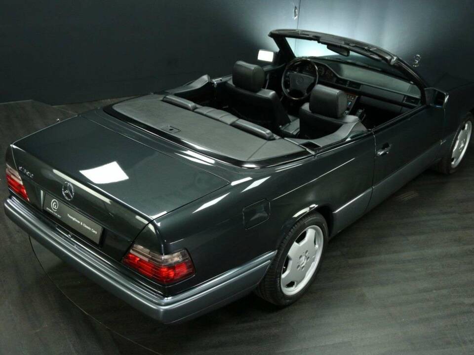 Immagine 6/30 di Mercedes-Benz E 320 (1997)