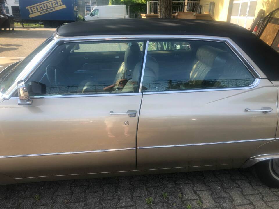 Image 3/5 of Cadillac Sedan DeVille (1969)