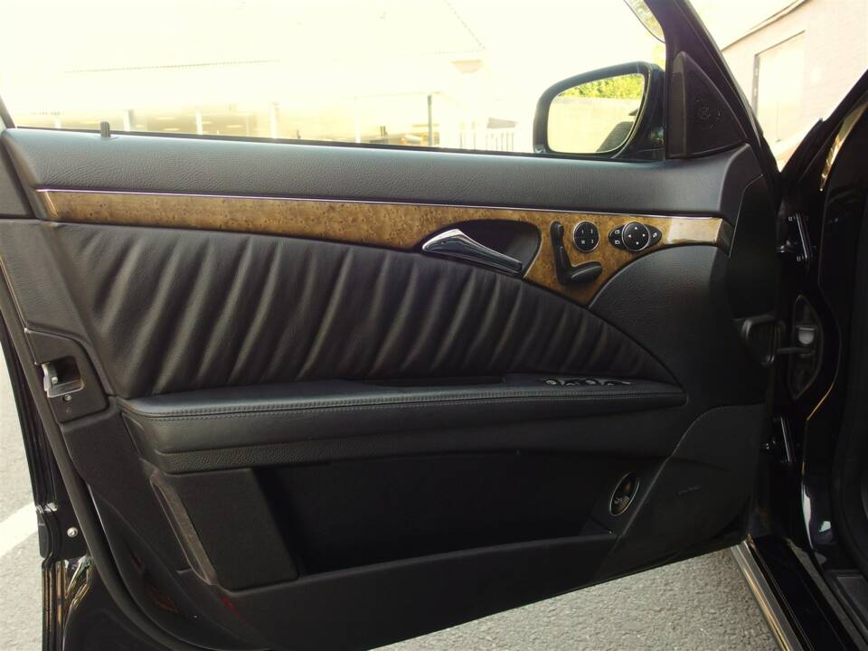 Image 34/98 of Mercedes-Benz E 63 AMG T (2008)