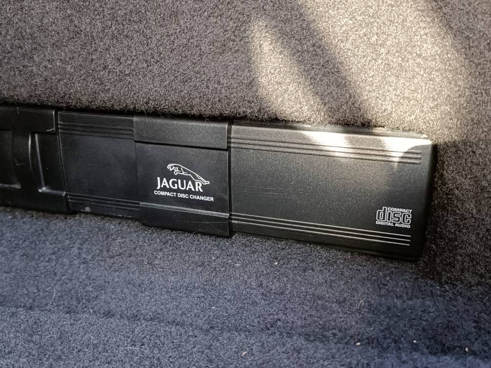 Image 26/35 de Jaguar XKR (1998)