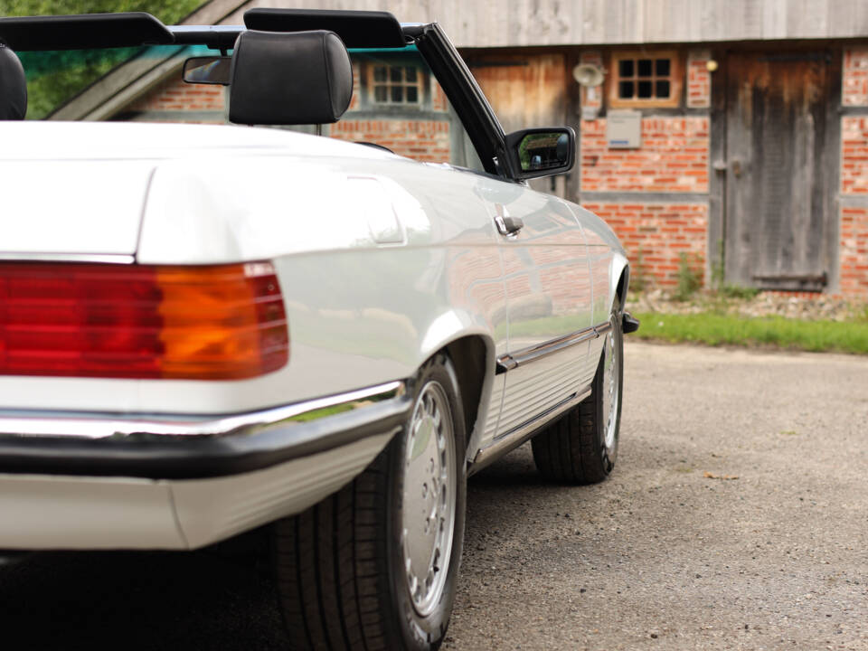 Image 63/85 of Mercedes-Benz 560 SL (1986)