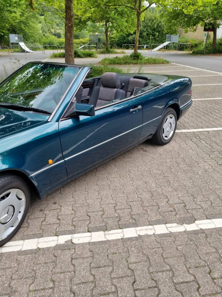 Afbeelding 22/38 van Mercedes-Benz E 200 (1995)