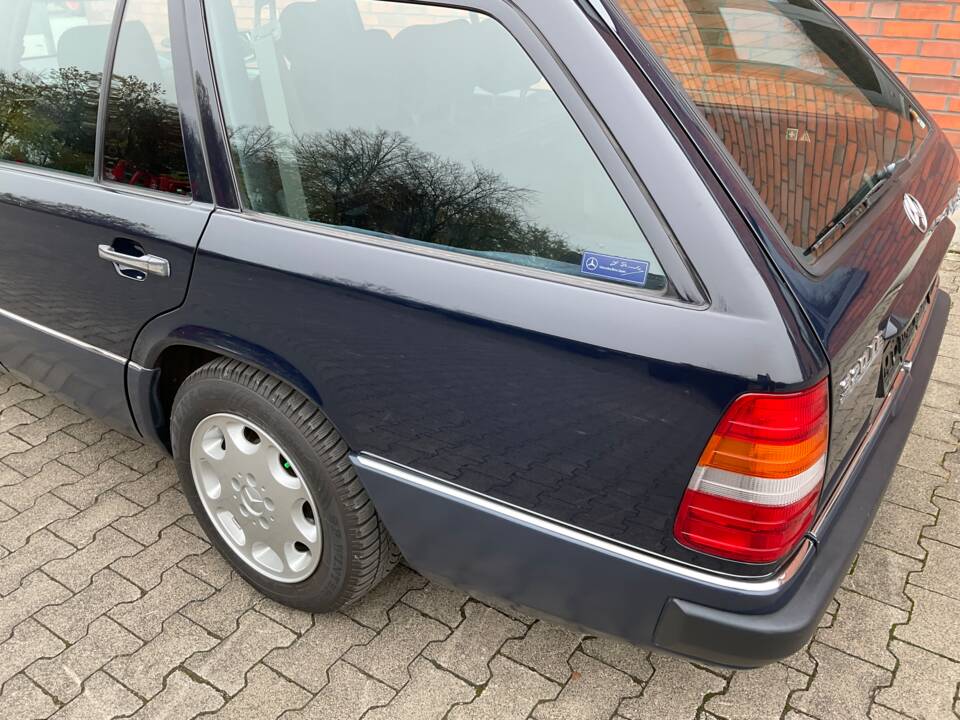 Image 136/149 of Mercedes-Benz 320 TE (1993)