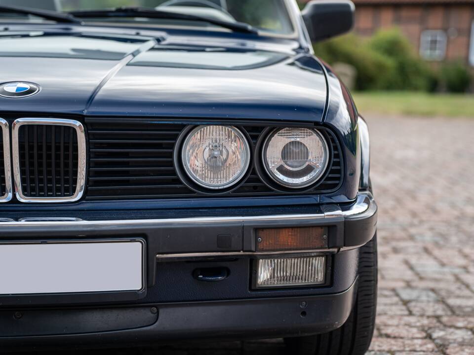Image 6/99 of BMW 320i (1989)