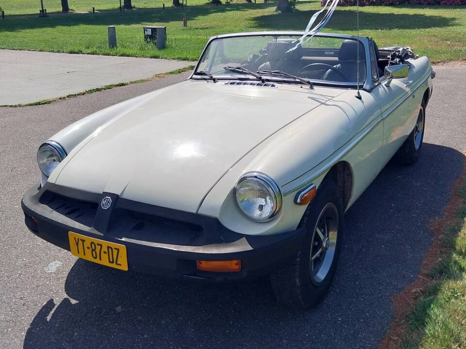 Image 7/8 of MG MGB (1979)