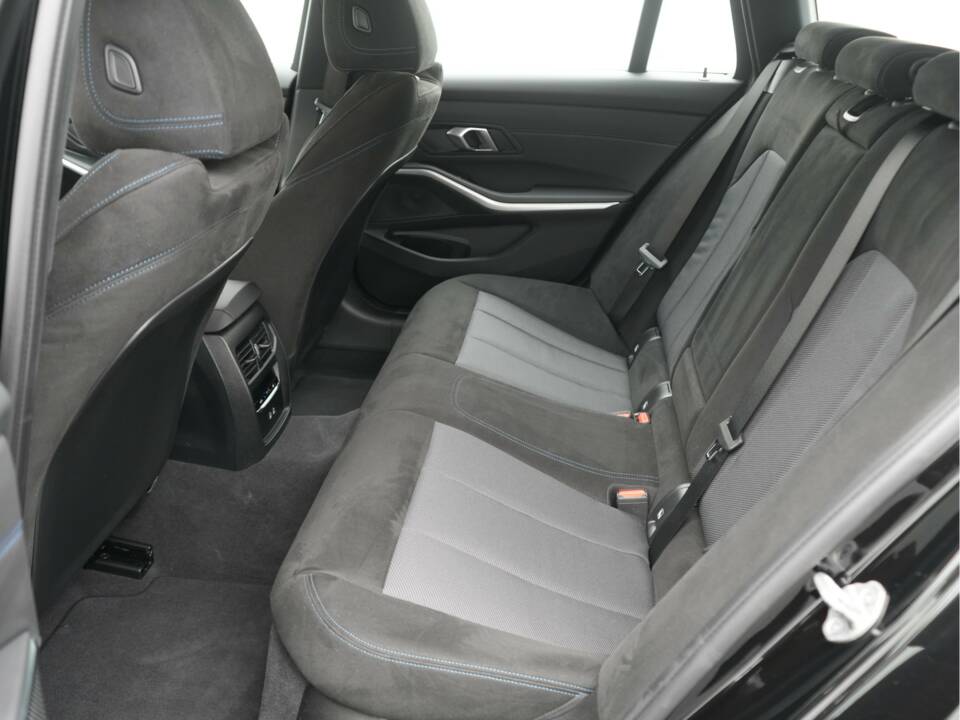 Image 13/50 of BMW 330i xDrive Touring (2025)