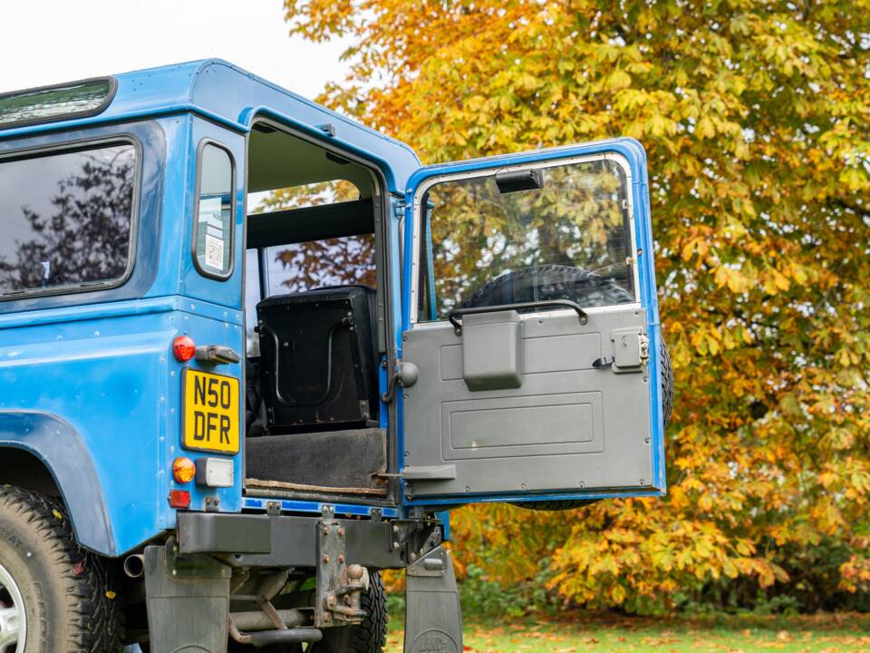 Image 44/50 of Land Rover Defender 90 "50th Anniversary" (1998)