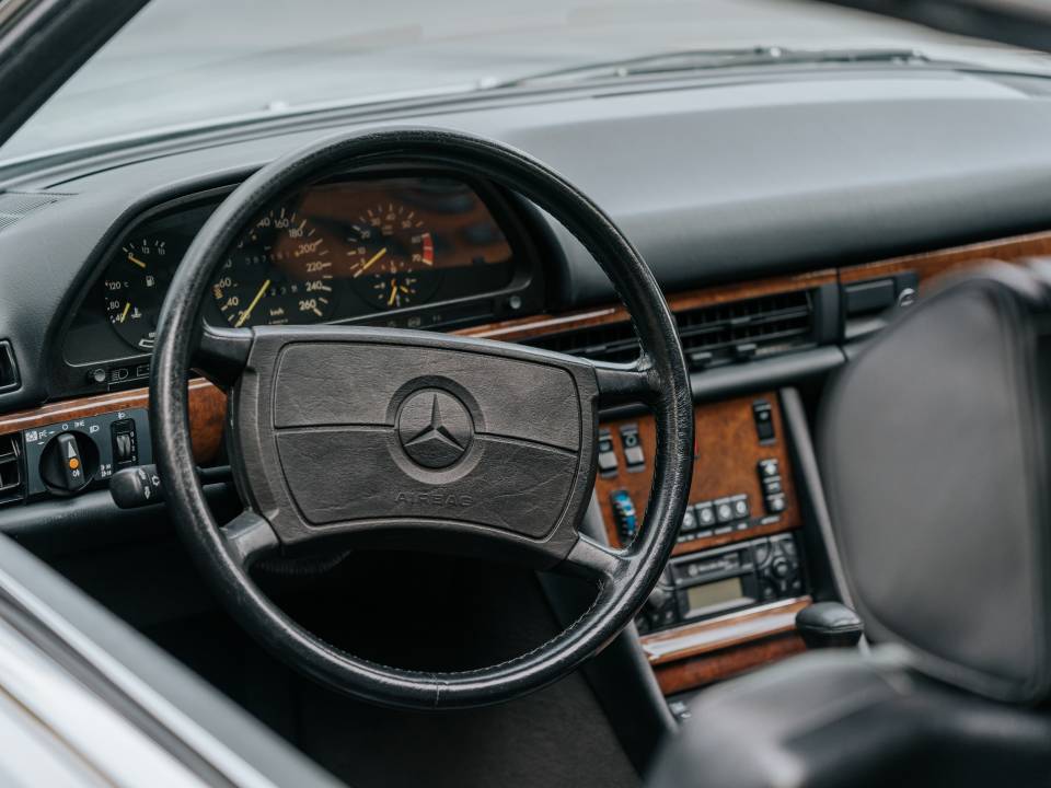 Image 11/44 of Mercedes-Benz 560 SEC (1988)