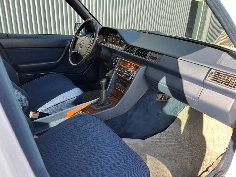 Image 4/6 of Mercedes-Benz 260 E 4-Matic (1987)