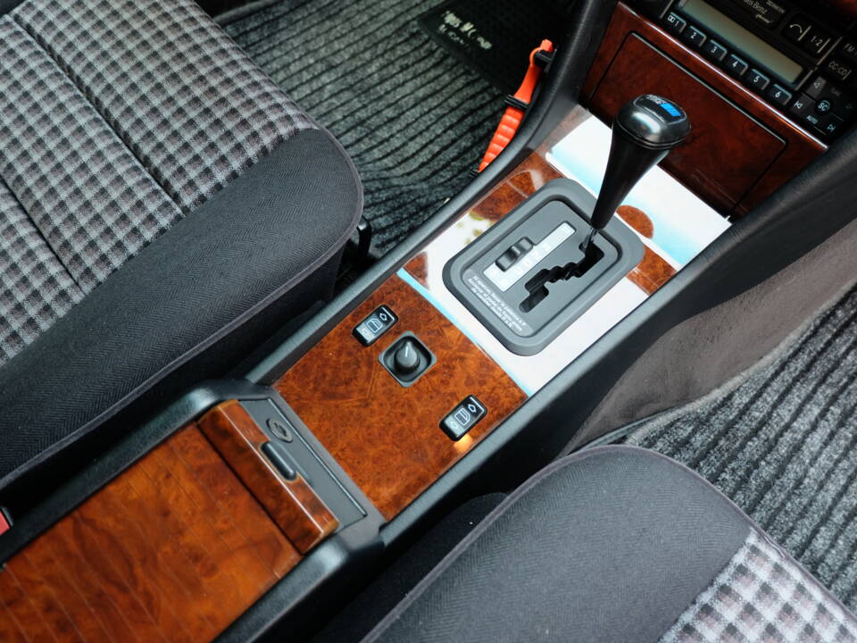 Image 26/75 of Mercedes-Benz E 280 T (1994)