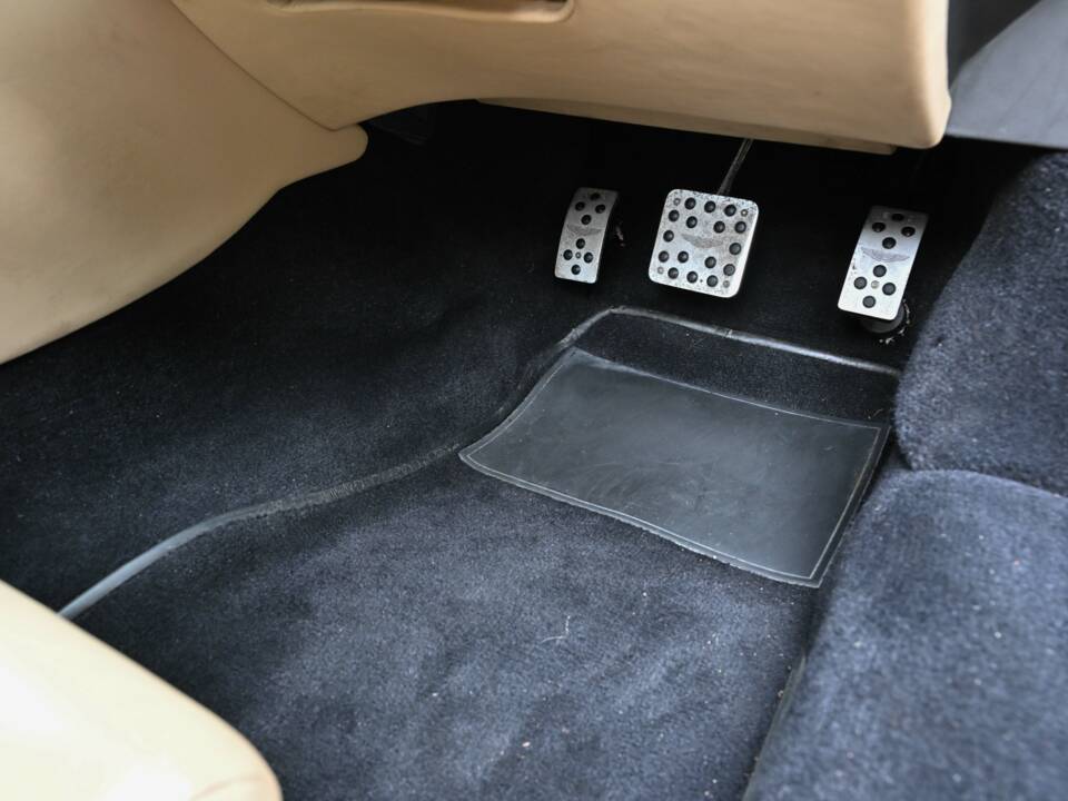 Image 37/50 de Aston Martin DB 7 Vantage (2002)