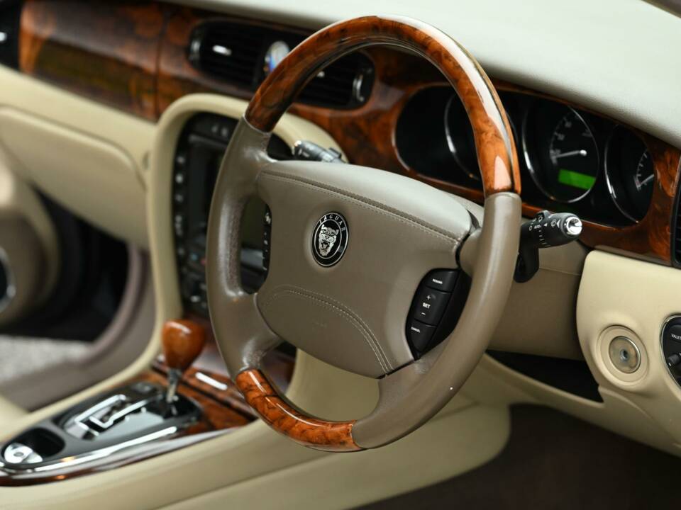 Image 34/50 of Jaguar XJ 8 4.2 (2007)