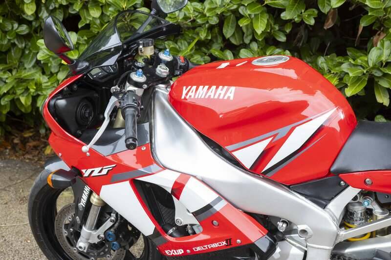 Image 26/33 of Yamaha YZF-R1 (2001)