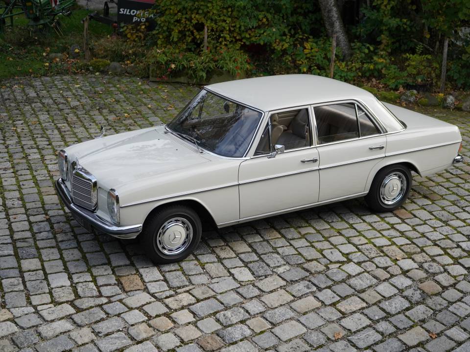 Image 2/34 of Mercedes-Benz 230 (1969)