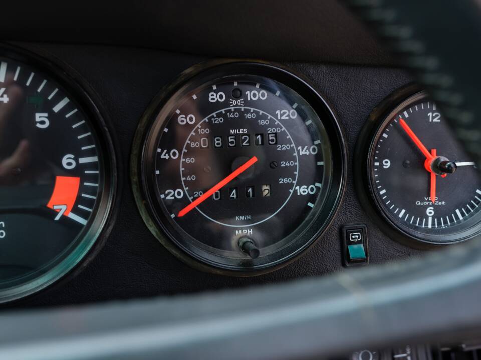 Image 32/52 of Porsche 911 Carrera 3.2 (1989)