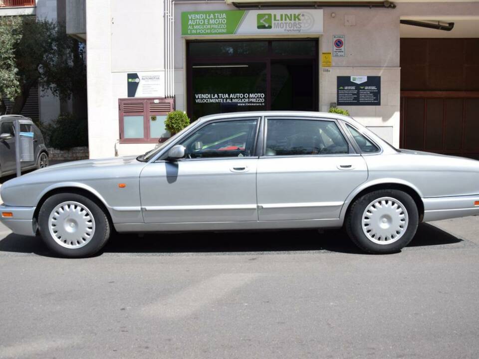 Image 23/33 of Jaguar XJ6 3.2 Executive (1995)