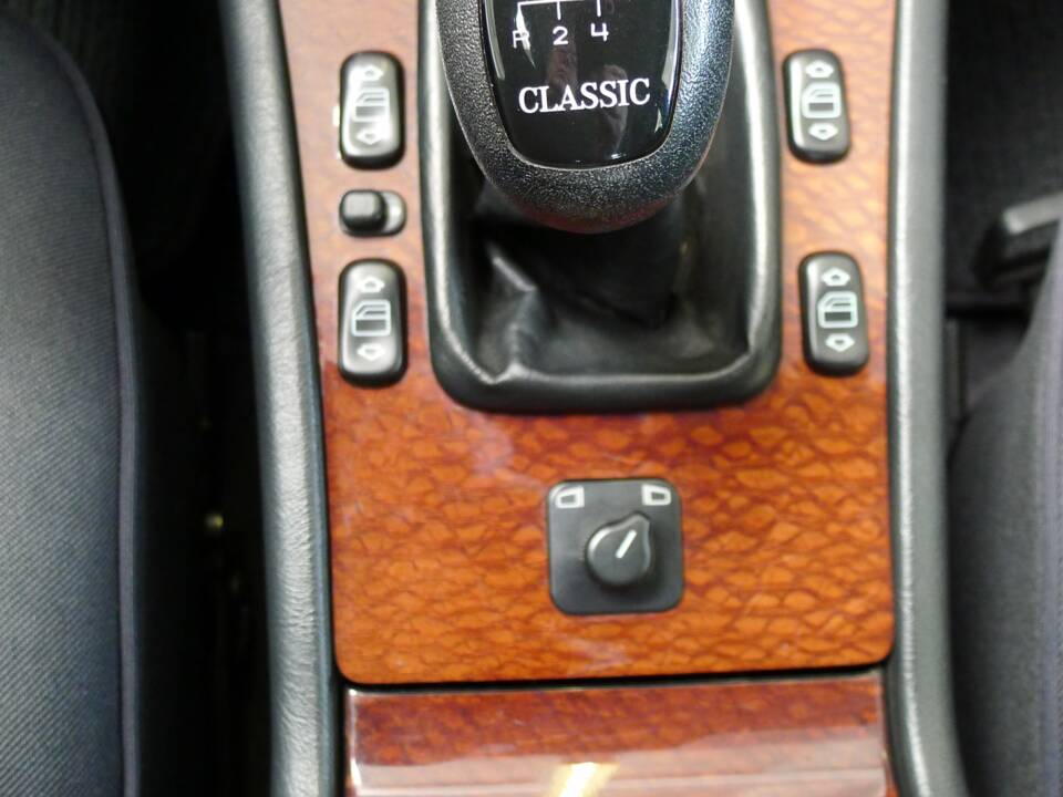 Image 20/33 of Mercedes-Benz E 230 (1995)