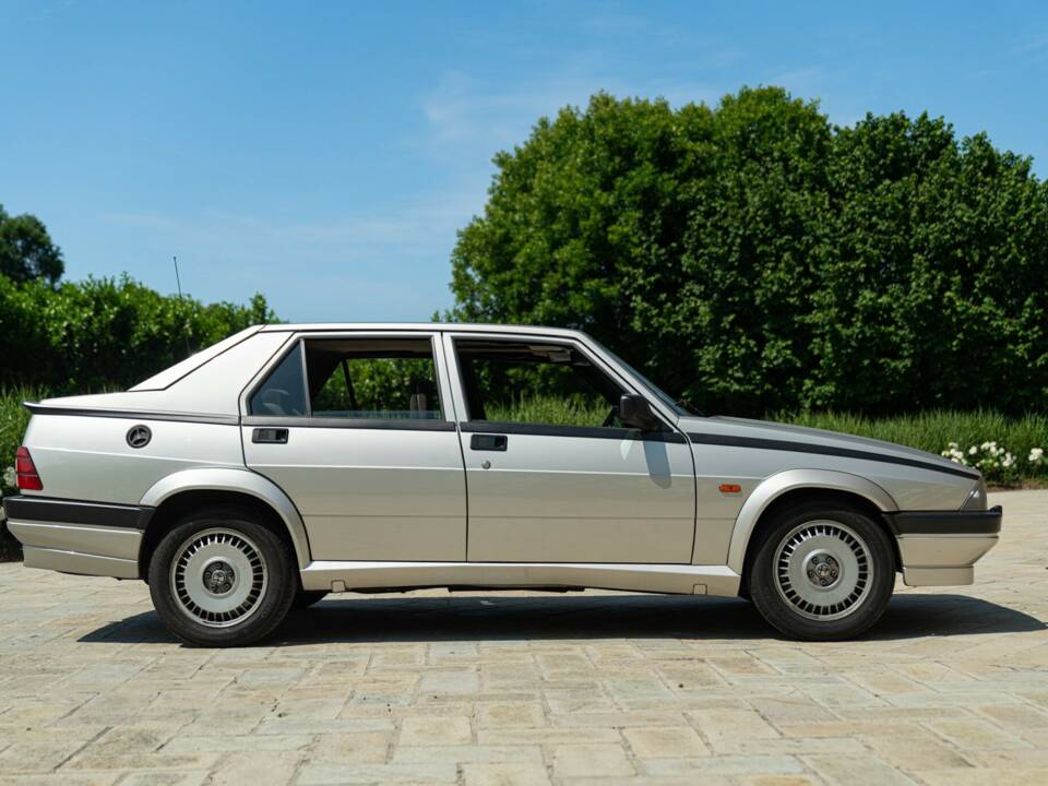 Obraz 5/50 pojazdu Alfa Romeo 75 2.0 Twin Spark (1989)