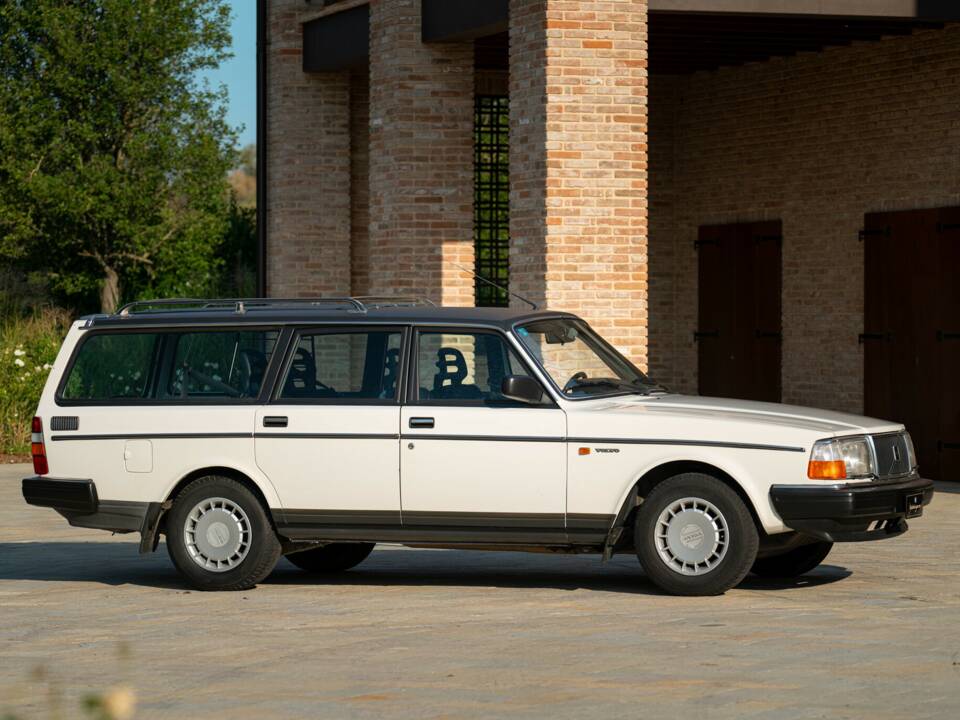 Immagine 9/43 di Volvo 240 GLE Injection (1989)