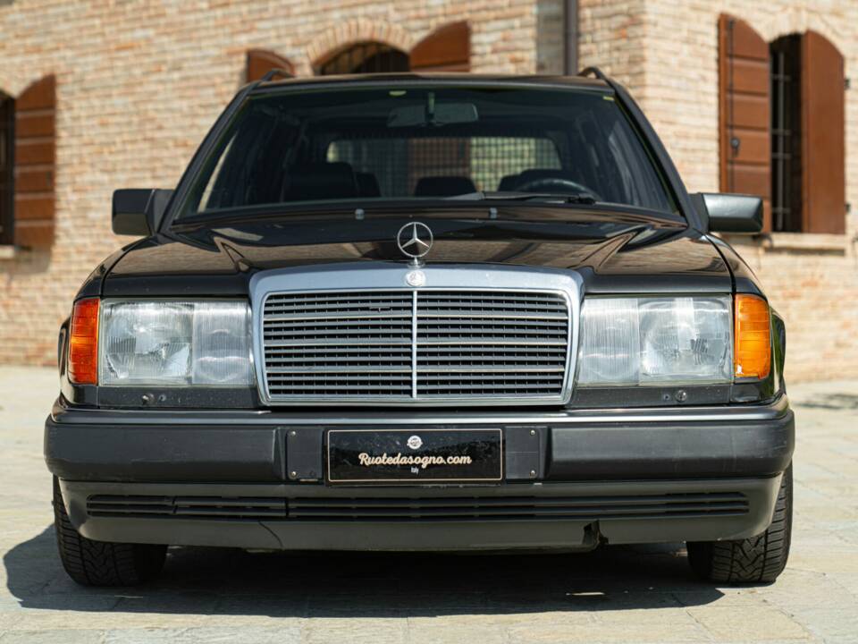 Immagine 3/44 di Mercedes-Benz 200 TE (1992)