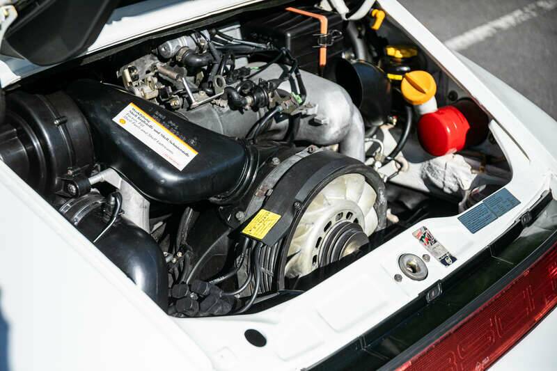 Image 23/38 of Porsche 911 Carrera 4 (1990)