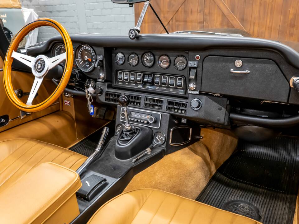 Image 19/34 de Jaguar Type E V12 (1972)