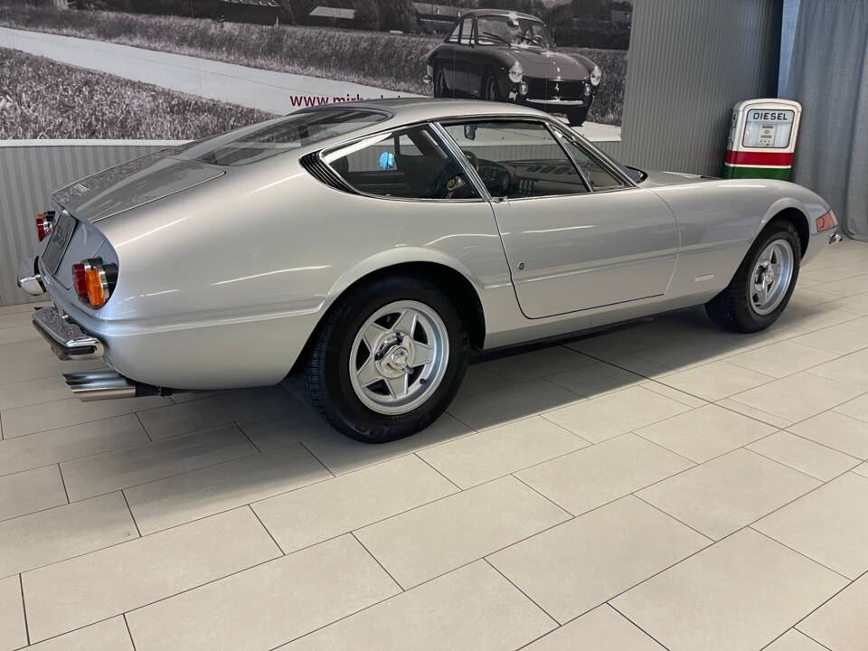 Image 7/22 of Ferrari 365 GTB&#x2F;4 Daytona (1973)