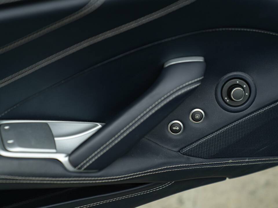 Bild 49/50 von Ferrari California T (2014)