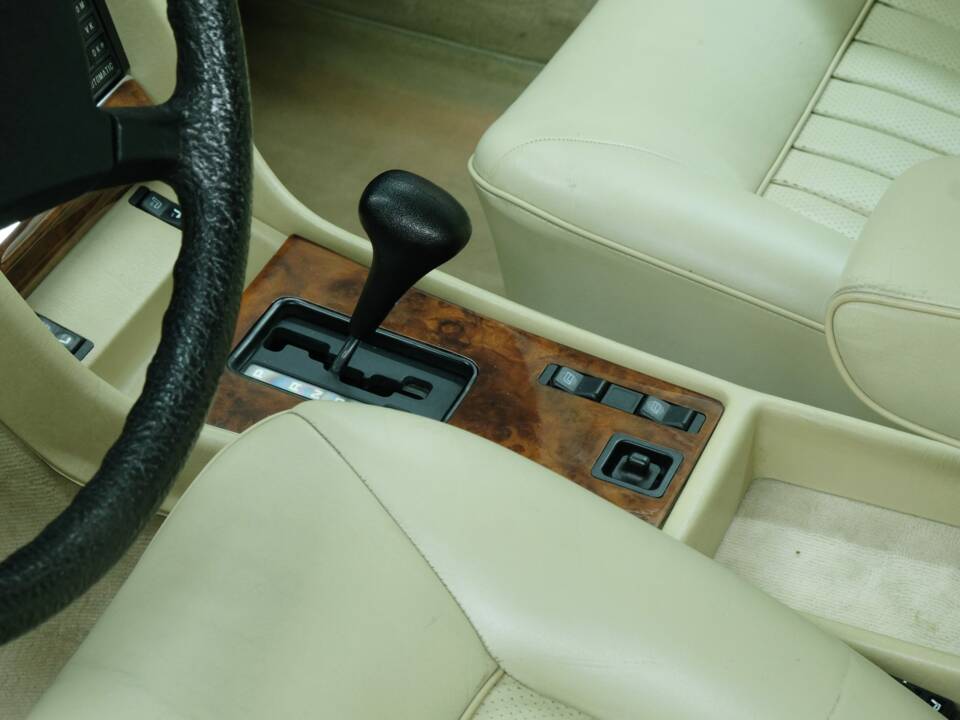 Bild 50/50 von Mercedes-Benz 380 SE (1984)
