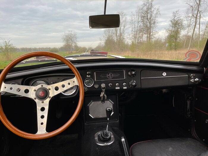 Image 2/6 de MG MGB GT (1973)