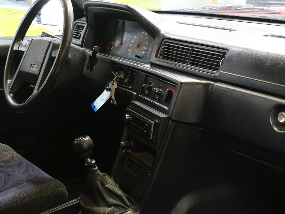Image 26/34 of Volvo 940 2.3i (1991)